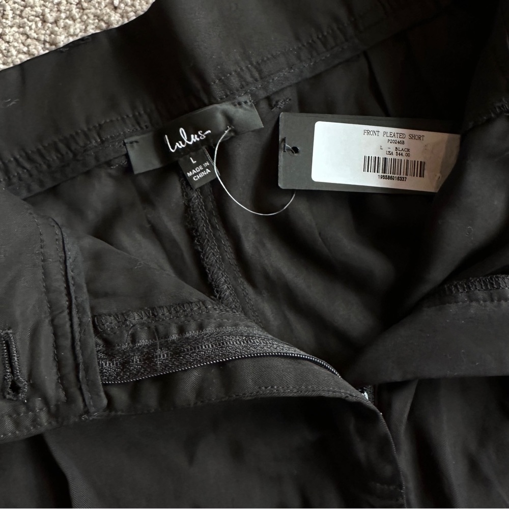 NWT Lulu's Black Front Pleated Flowy Shorts, Nordstrom. Size Large. - Picture 3 of 4